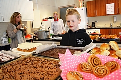KAKEMONS: Martin Korsvik (10) fikk problemer med å bestemme seg ved det rikholdige kakebordet. 